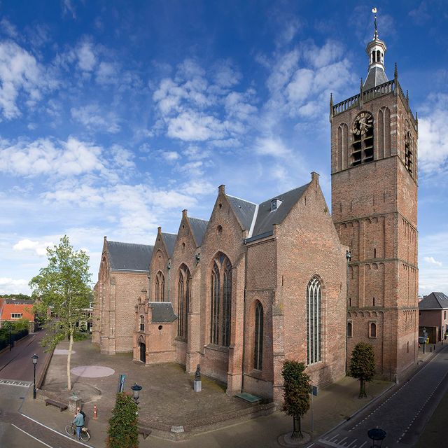De Grote Kerk Vianen, een helder blauwe lucht