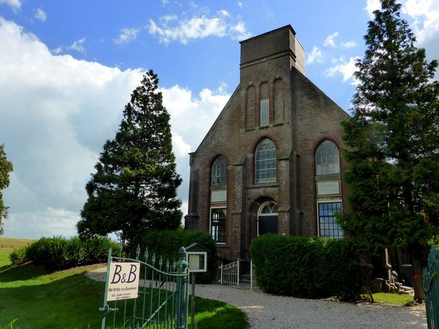 Voorkant van het Kerkje van Etersheim
