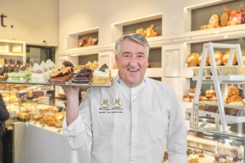Robert van Beckhoven met dienblad met lekkers in zijn bakkerij bij Robert in Oisterwijk