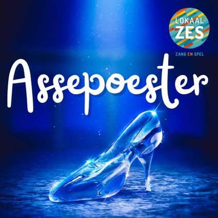 Paarsblauwe poster met witte letters Assepoester en een glazen muiltje.
