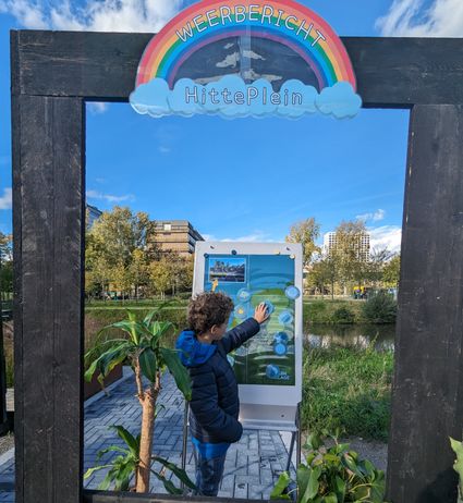 UITblinker Rick jongen 9 jaar bij Science Day in Delft