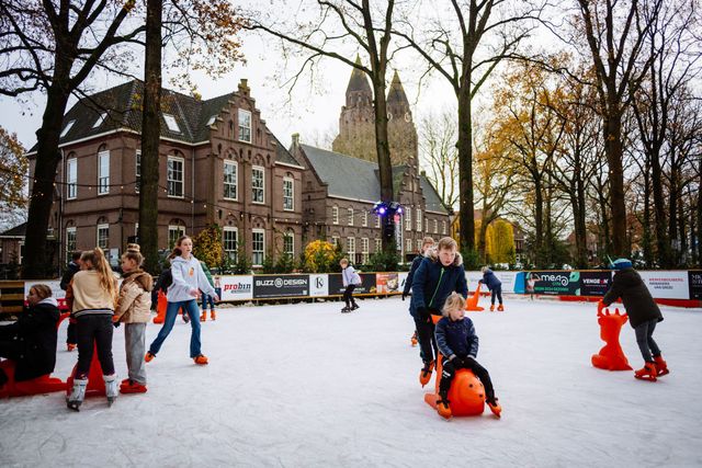Schaatsers op de ijsvloer