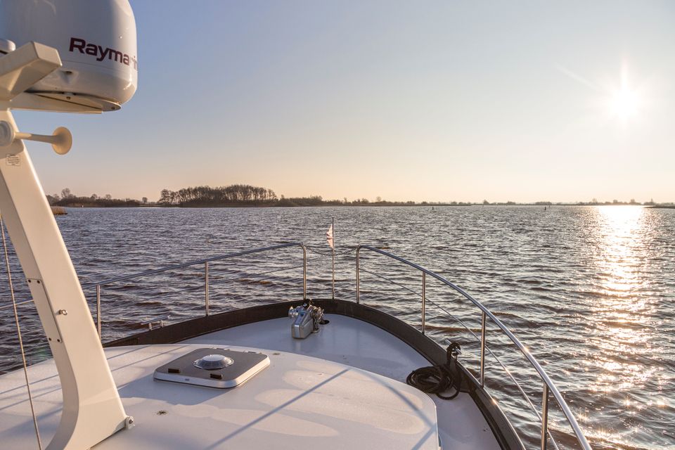 Doorvaarroute op het Sneekermeer in de winter