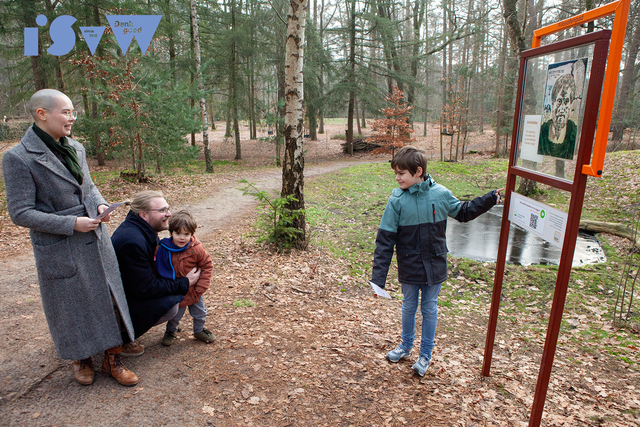 Familie Lapre staat stil bij een van de filosofen op het 'Filosofenpad voor jonge denkers'