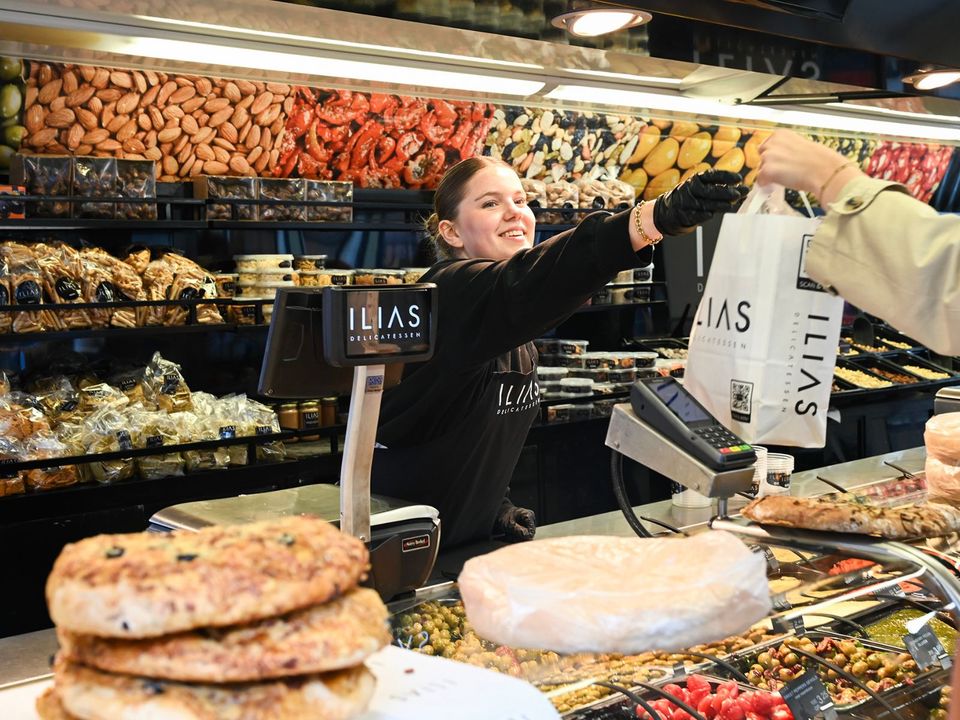 Meisje bij de viskraam op de Markt in Delft