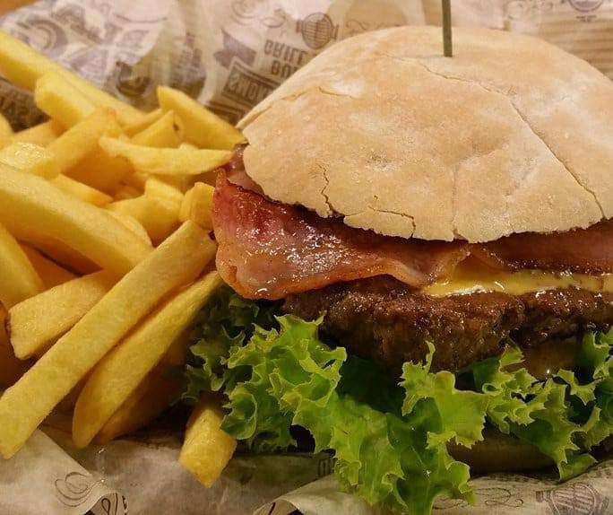 Onze burgers zijn van 100% rundvlees en worden gebakken op de plaat. Keuze uit 160 of 250 grams burgers