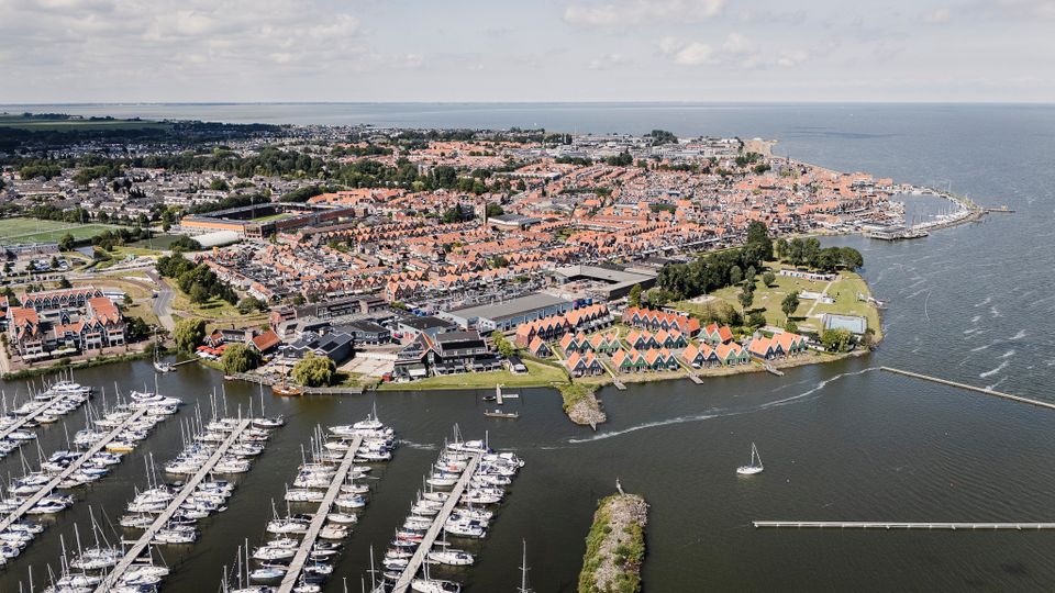 Een luchtfoto van Volendam