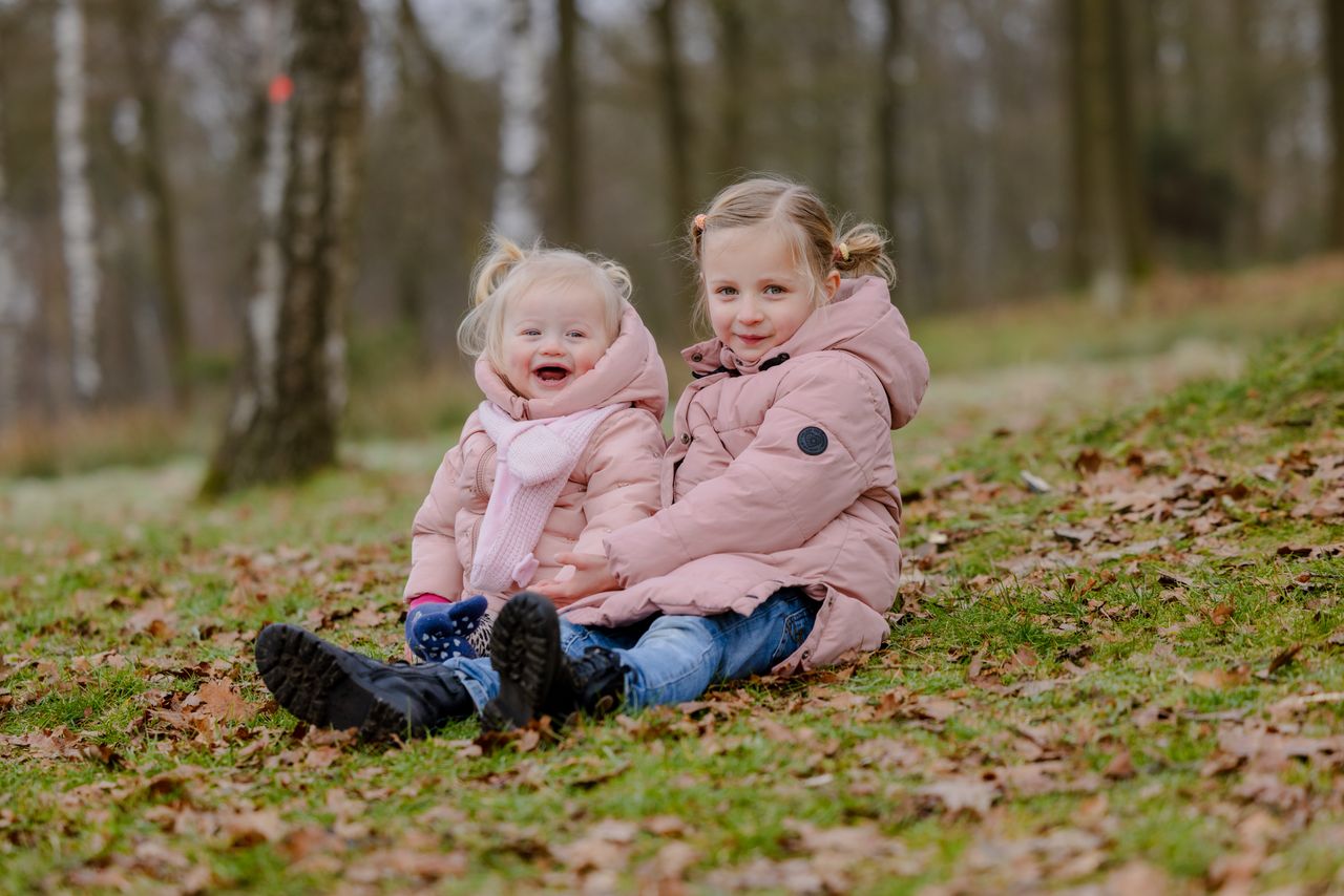 kinderen zitten op het gras