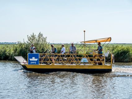 Mensen op de fietspont bij Gaastmeer.
