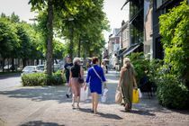 Winkelend publiek in centrum van Oisterwijk