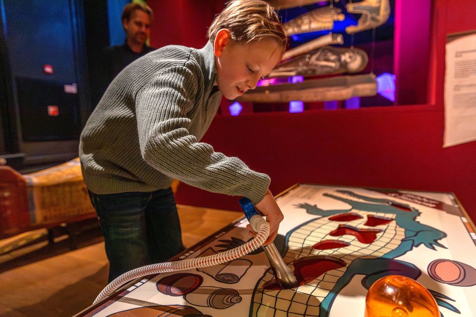 Jongen die het Mummie-Dokter Bibberspel speelt