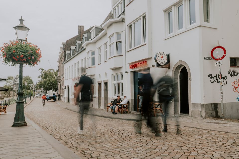 Stadsbrouwerij Maastricht buitenkant straat lopende mensen