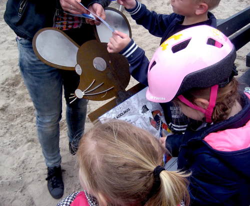 Kinderen tijdens de muizentocht in Raamsdonk