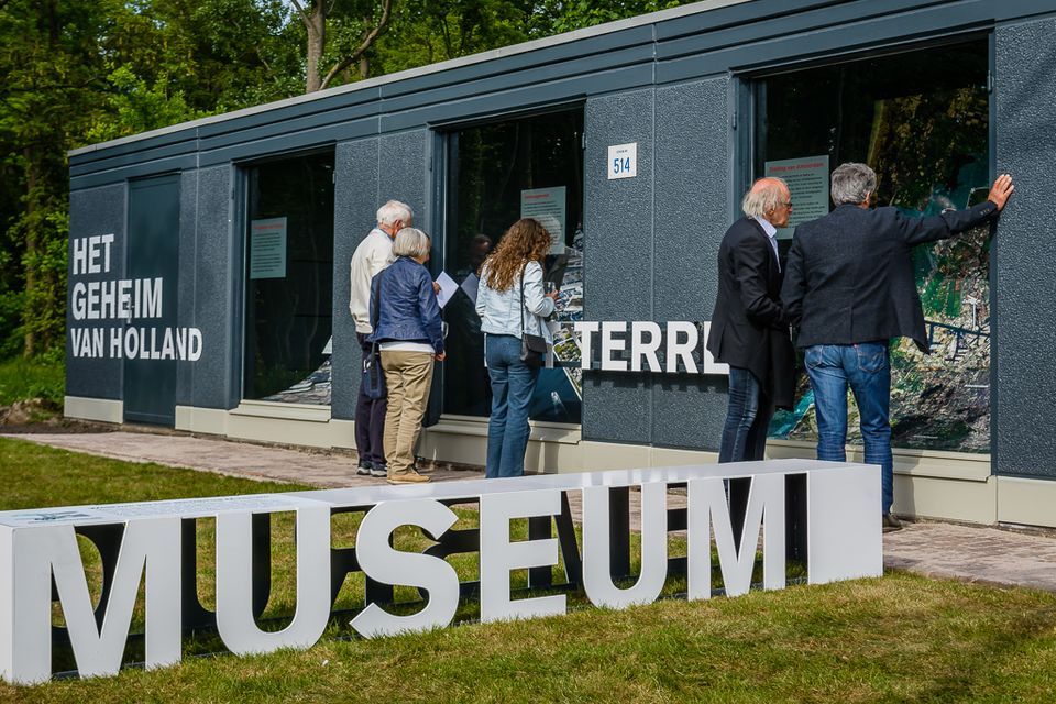 Een foto van mensen bij het museum