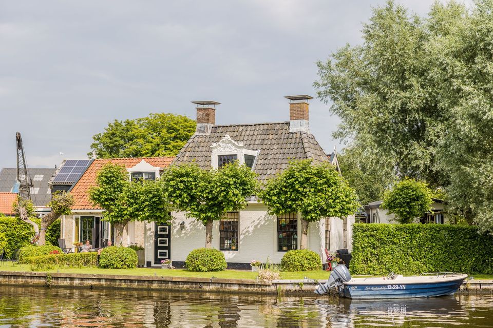 Wit huis langs het water in Heeg