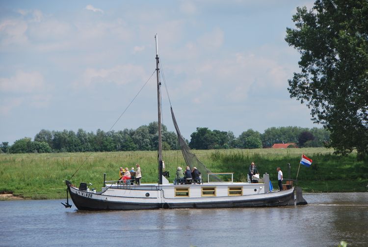 Varen met de Lithse Schokker over de Maas