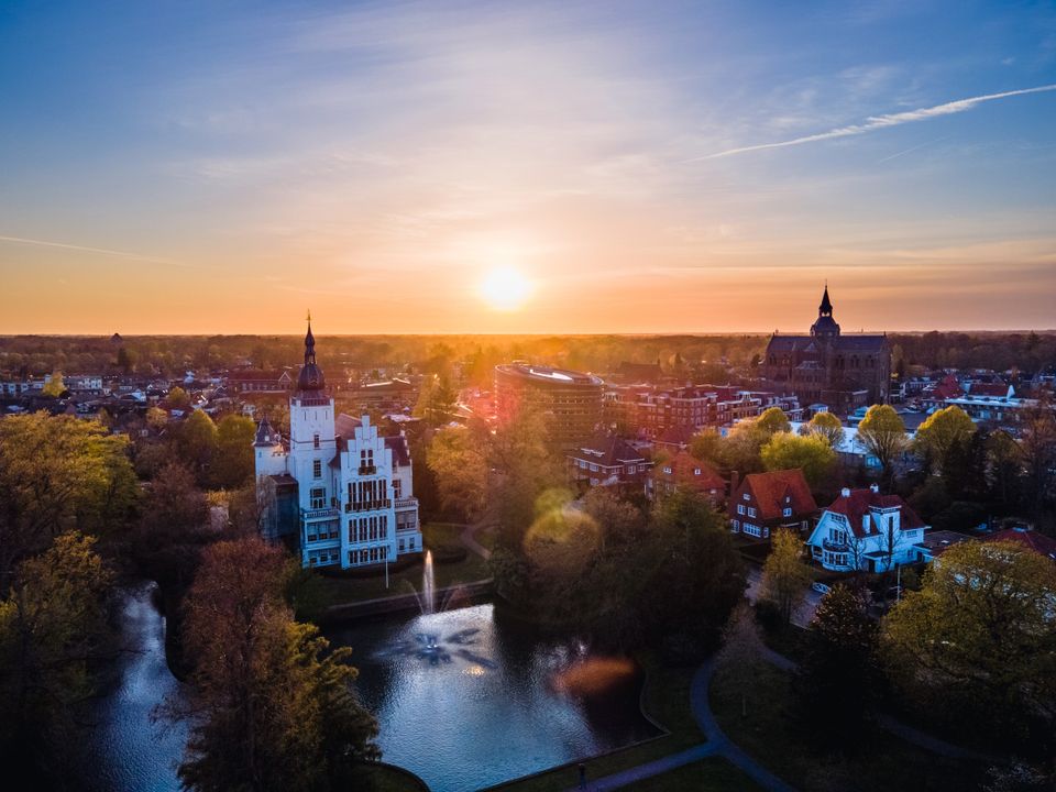 Vughtse Raadhuis vanuit de lucht