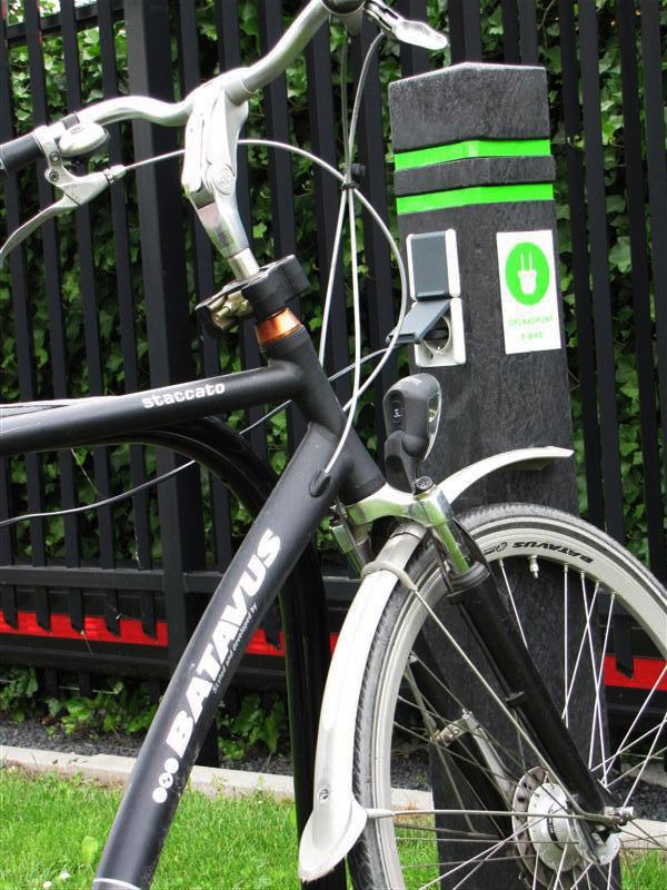 Ein Fahrrad an einer Ladestation