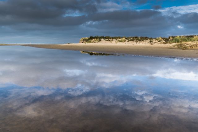 strand en zee bij kwade hoek