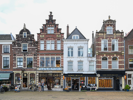 Winkels met mooie gevels op de Markt in Delft