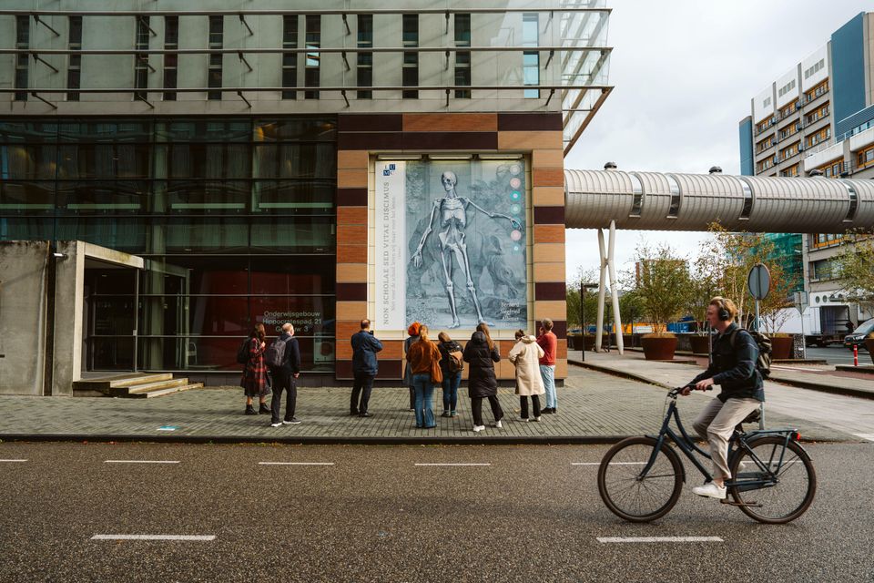 Leiden Bio Science Park building side with artwork and a quote by Bernard Siegfried Albinus (1697-1770): ‘Learn not for school, but for life.’