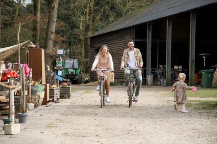 Twee mensen fietsen de Smaakfietsroute in de gemeente Ede