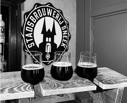 Bierproeverij met drie glazen donker bier bij Stadsbrouwerij Sneek
