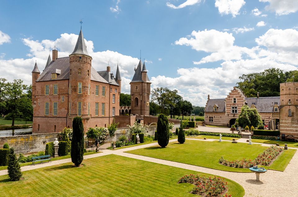 Kasteel Heeswijk van boven op een zonnige dag.
