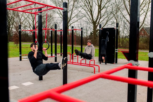 twee mannen en een vrouw sportend in het urban sportspark in recreatiegebied Rhederlaag