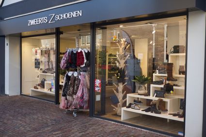 Gevel met etalage met schoenen en tassen van schoenenzaak Zweerts in Oisterwijk