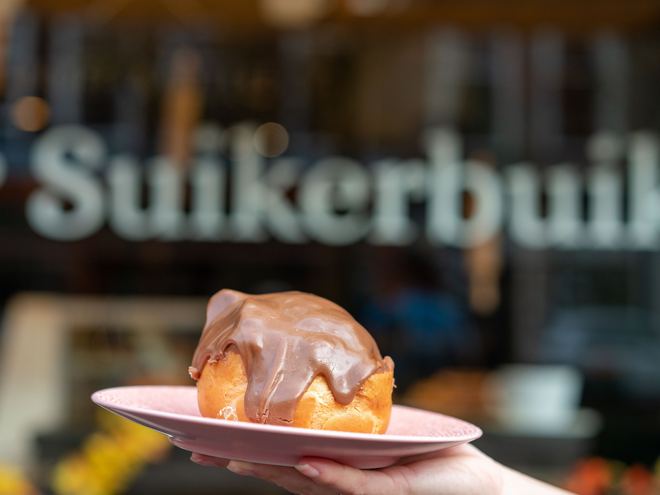 Een Delftse bol van Bakker Suikerbuik, een heerlijk gebakje geïnspireerd op de bossche bol