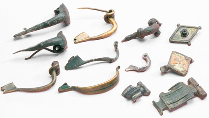 Bronzen mantelspelden van de nederzetting Hoge Hof (Enckevort 2007, 89).