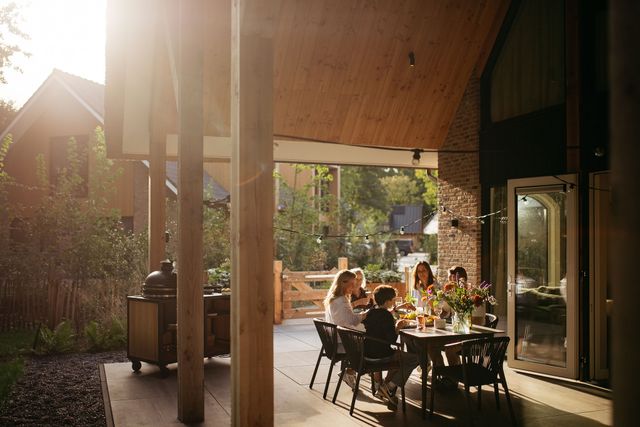 Gezellige bbq met familie in tuin