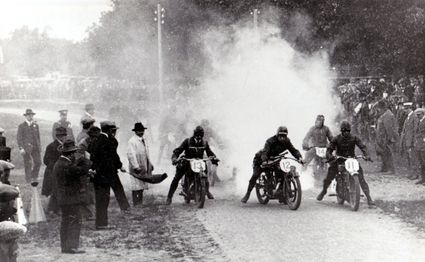 De start van de eerste T.T. races op 11 juli 1925 op de Grote Brink te Rolde. Namen zijn niet bekend.