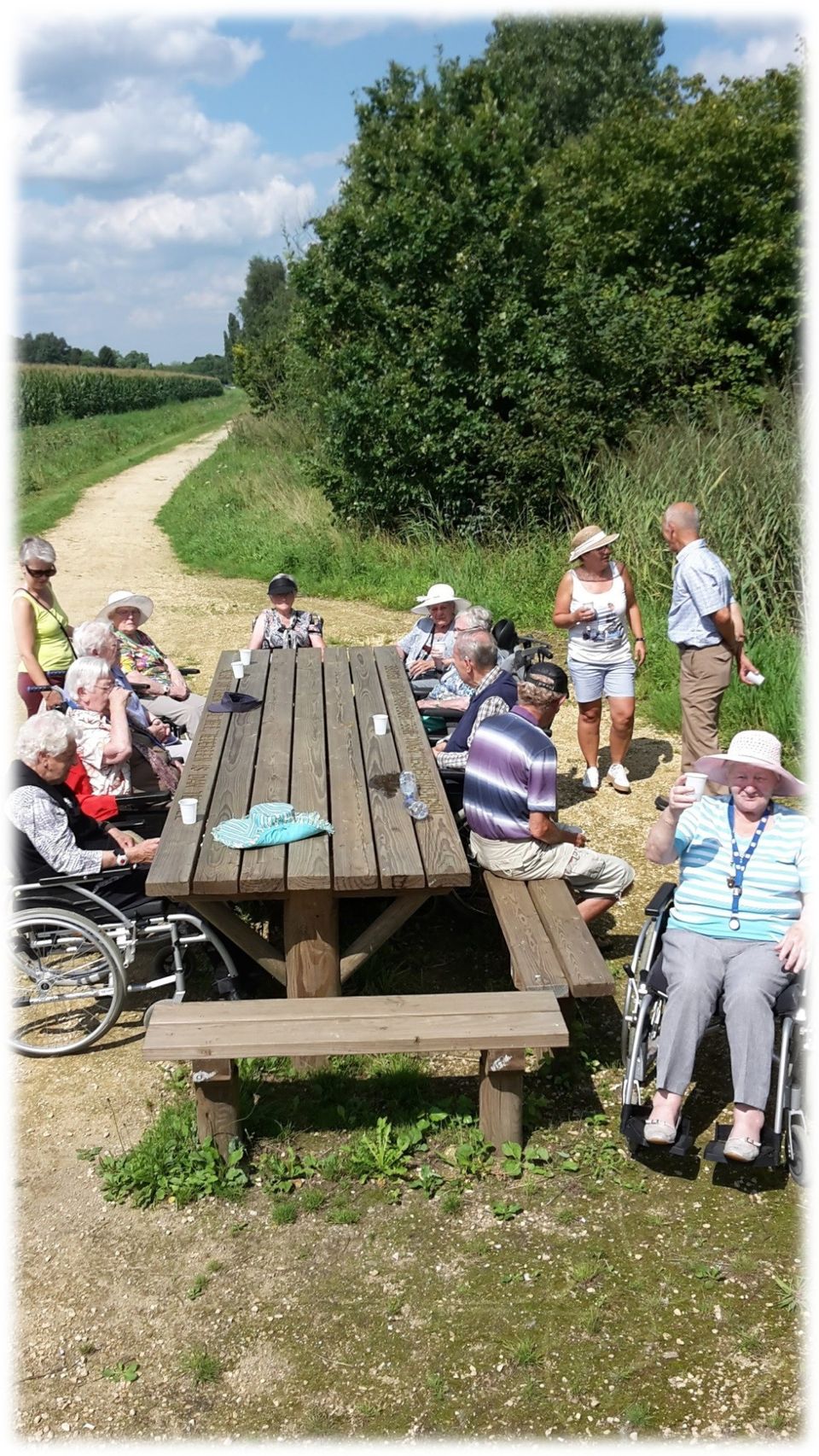 Gezellig bij het bankje aan het rolstoelpad