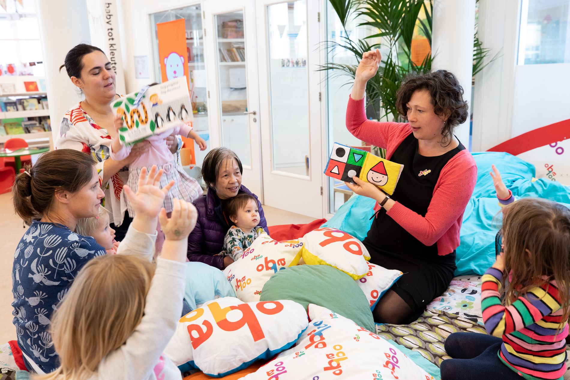 kleine kinderen worden voorgelezen