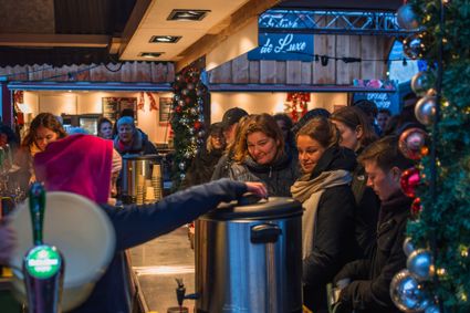 Kerstman met een kind op straat