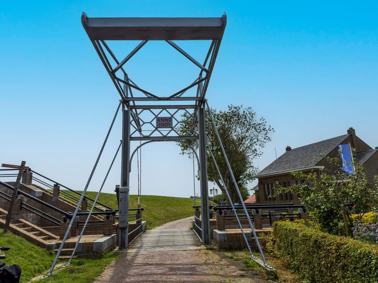 De sluis en het gemaal van Iezumasyl