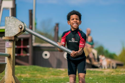 Jongen speelt met watertoestel.