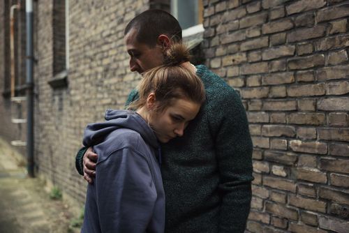 Een man en een vrouw die aan het knuffelen zijn