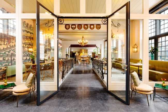 Door de geopende deuren kijk je naar het restaurant van de Orangerie van Slot Zeist