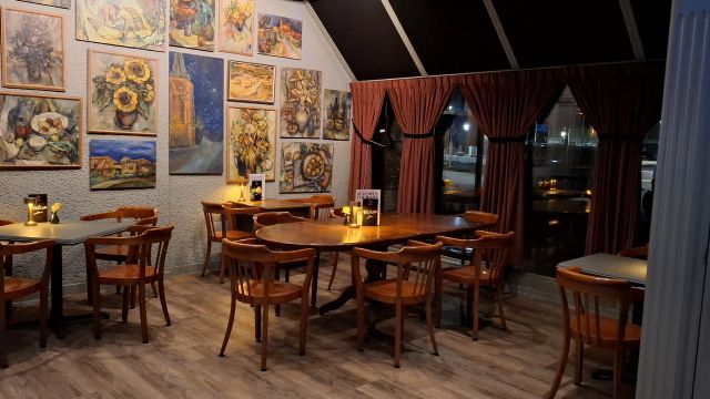 Gezellig een praatje maken in bar café Barmond