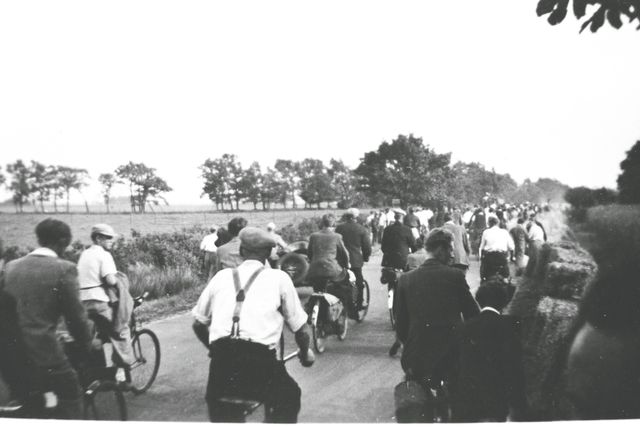 op de foto staan fietsers die het TT-circuit fietsen