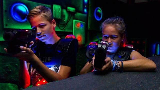 Twee kinderen zijn aan het lasergamen bij Gamecity.