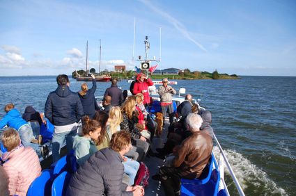 Bezoekers aan boord van de veerboot naar Forteiland Pampus
