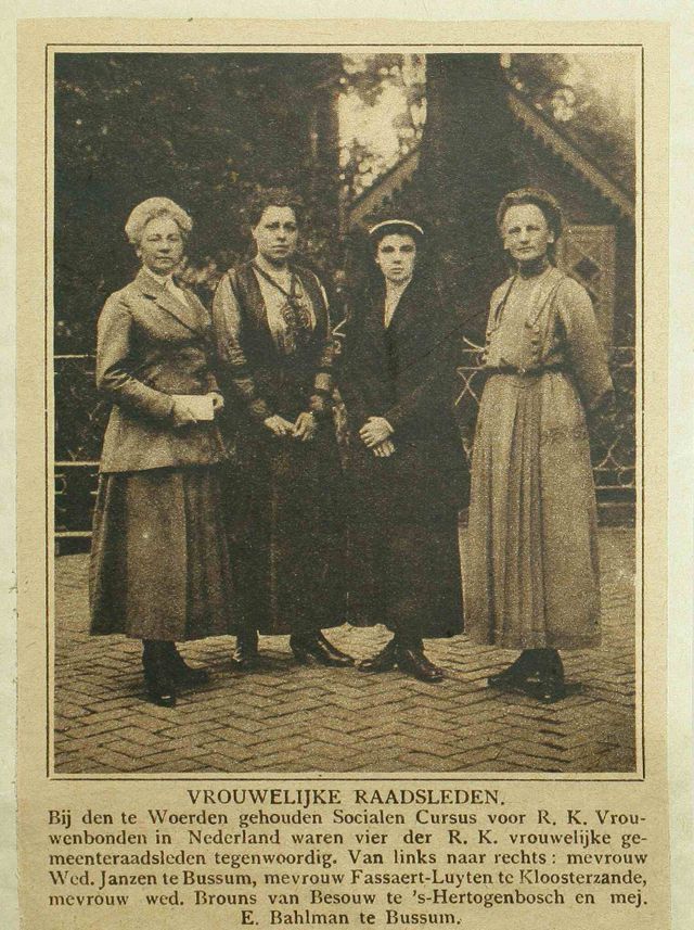 Wilhelmina samen met andere vrouwelijke raadslieden tijdens de Socialen Cursus voor R.K. Vrouwenbonden in Nederland