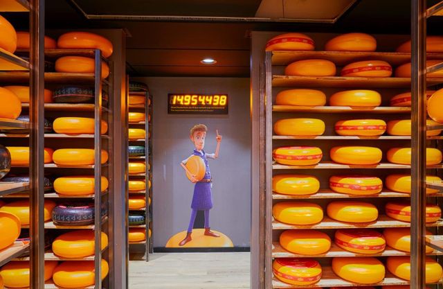 Impressie van de Gouda Cheese Experience: een ruimte vol met stellingen en rijpende kazen.