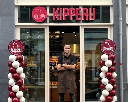 Ruben voor de winkel van Kipperij Vught