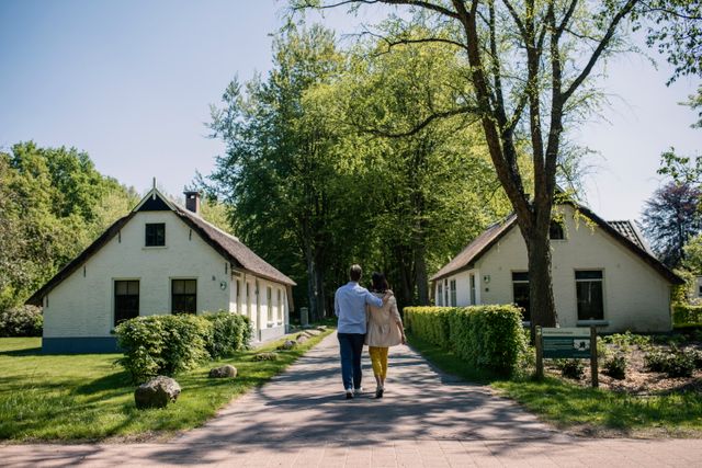 Ein Paar geht an den Kolonialhäusern der 'Maatschappij van Weldadigheid' in Frederiksoord vorbei.