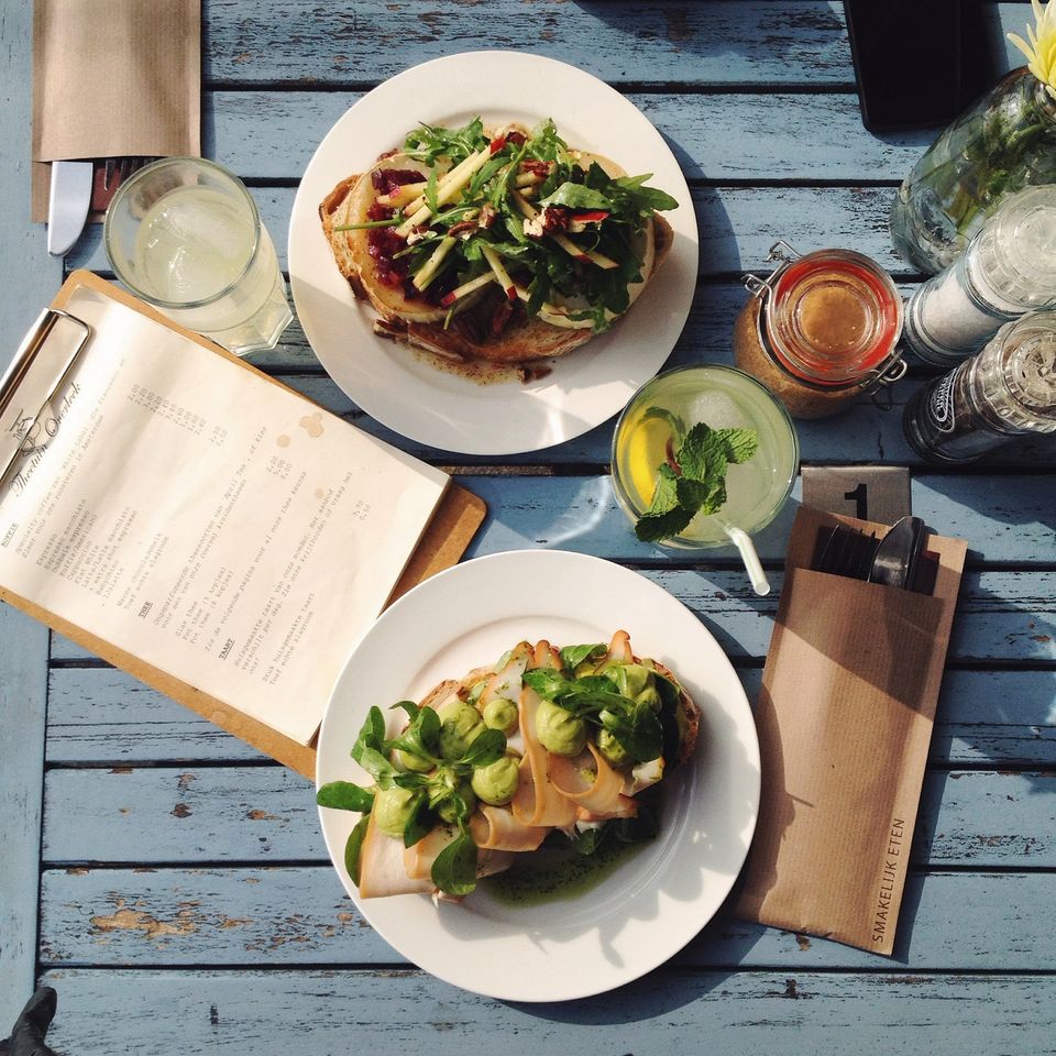 Een gezellige lunchtafel.